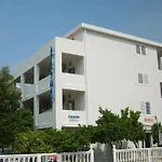 Lyon Apartments