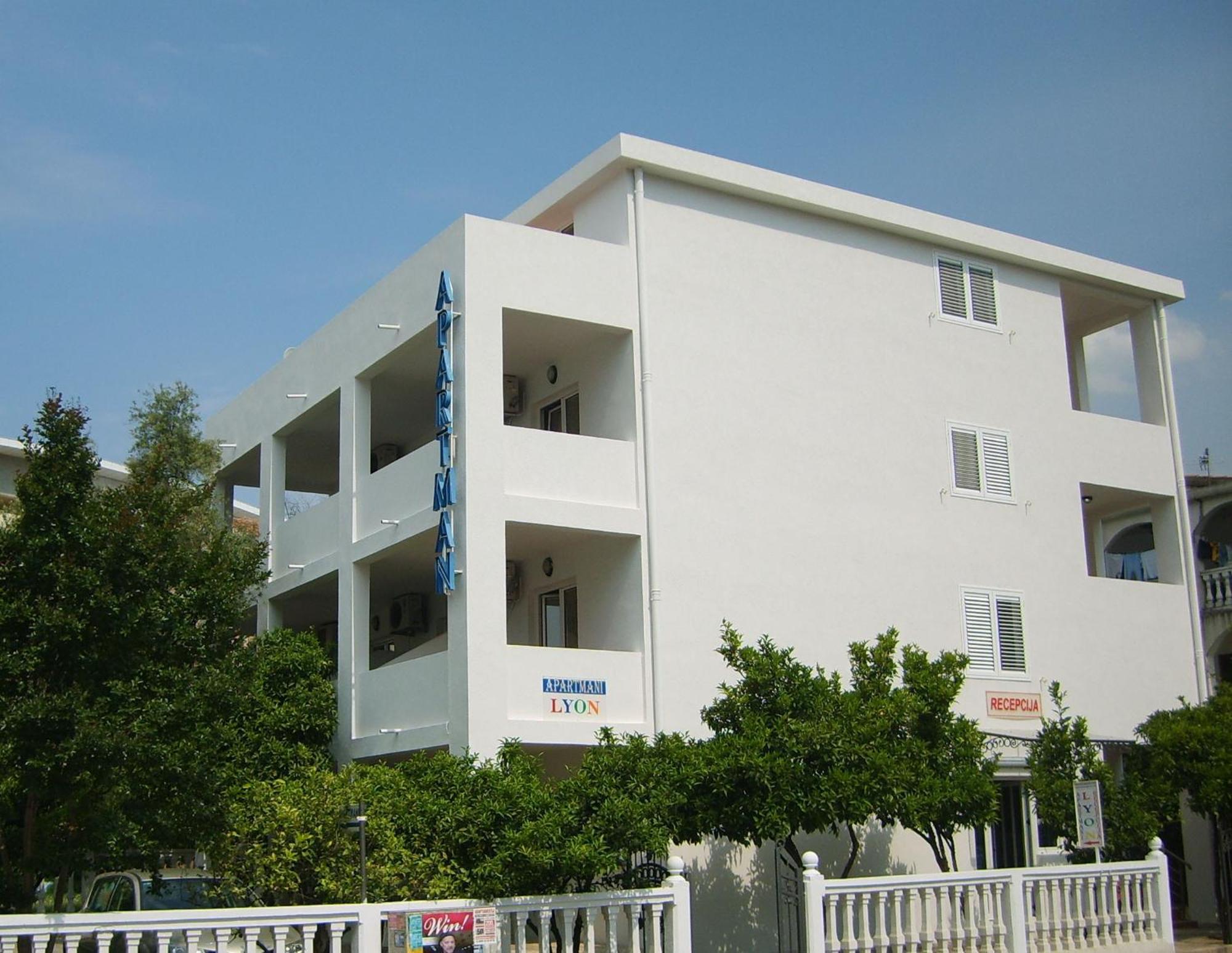 Lyon Apartment *